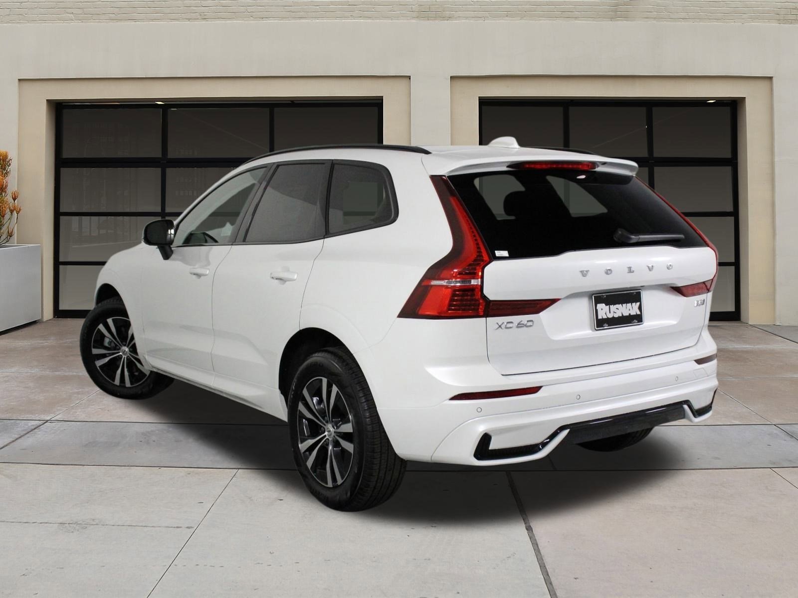 2025 Volvo XC60 B5 Core photo 2