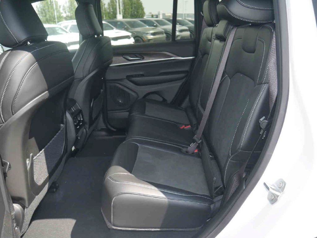 New 2026 Bright White Clear-Coat Exterior Paint Jeep Laredo image 11