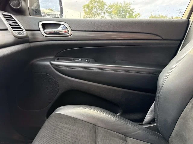 Used 2019 Silver Jeep Altitude image 26