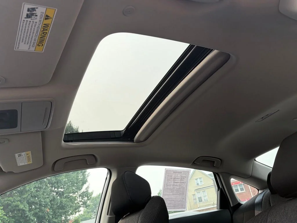 Certified Used 2025 Solar Silver Metallic Honda SE image 4