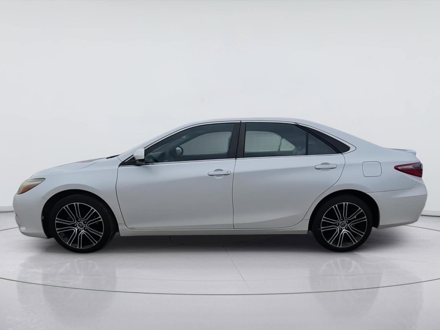 Used 2016 White Toyota XLE image 5