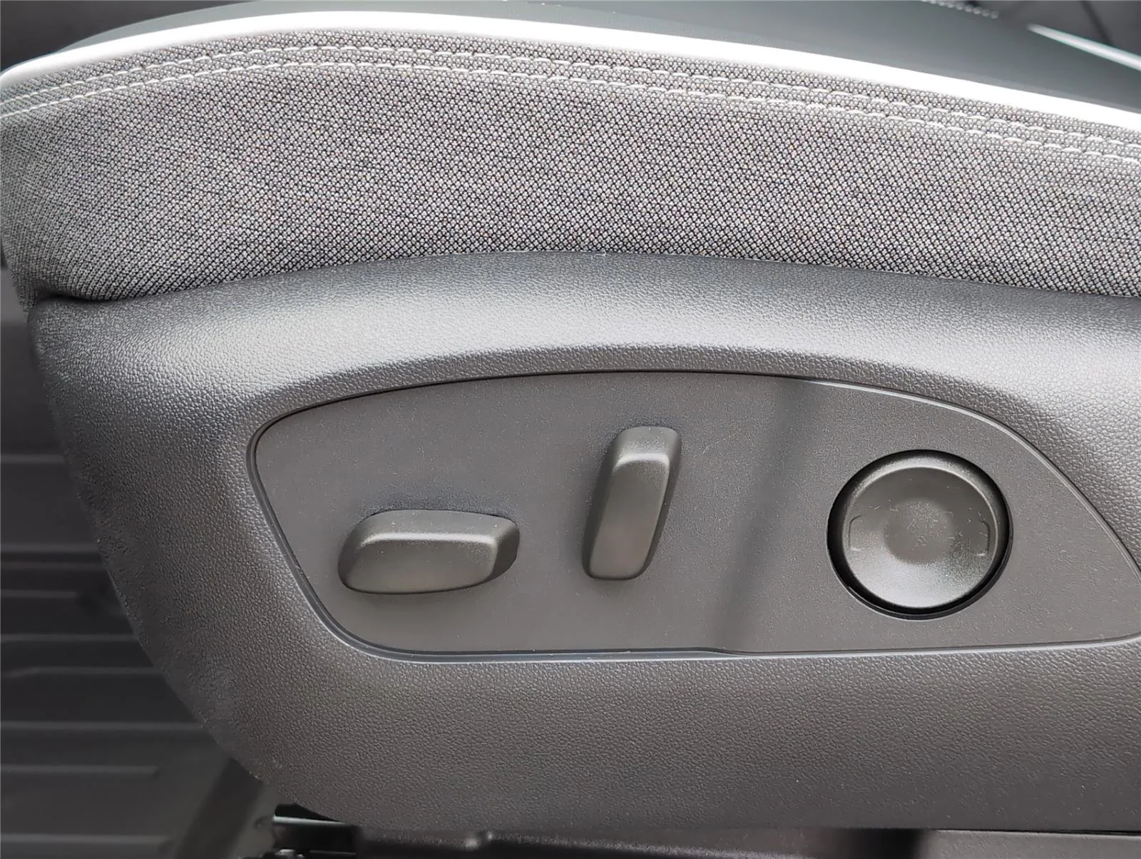 New 2026 Summit White GMC Elevation Standard Range image 22