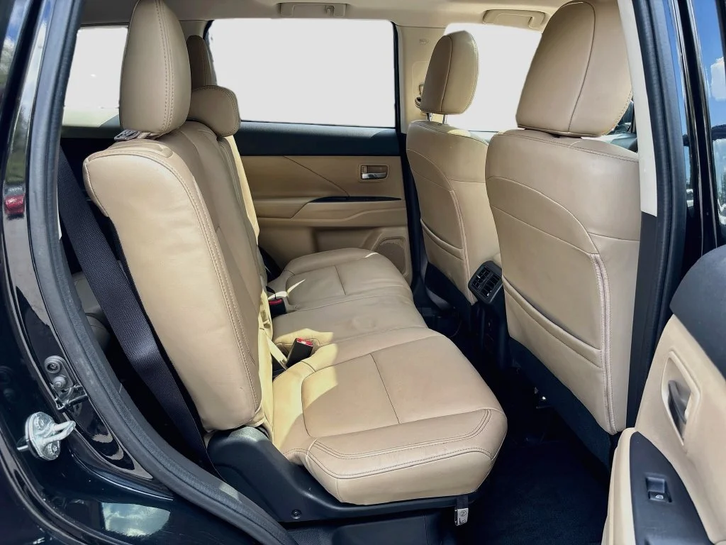 Used 2019 Labrador Black Metallic Mitsubishi SEL image 27
