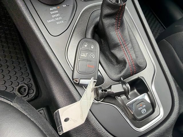 Used 2021 Granite Crystal Metallic Clearcoat Jeep Trailhawk image 33