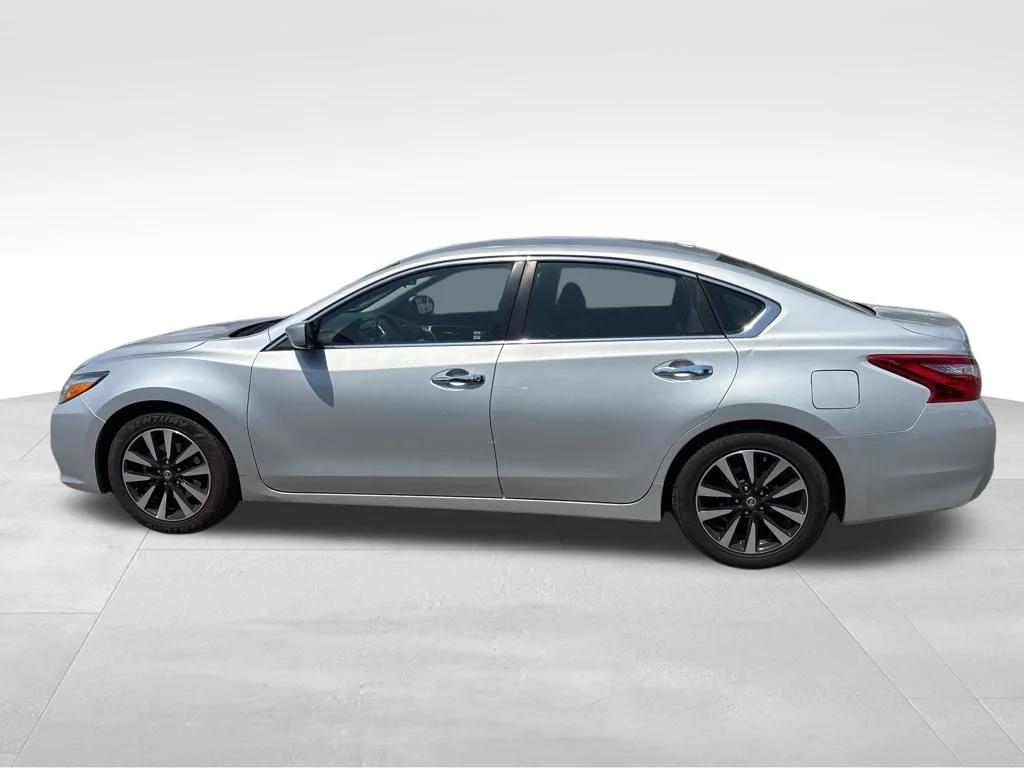 Used 2017 Nissan Altima SV with VIN 1N4AL3AP7HC476495 for sale in Newport News, VA