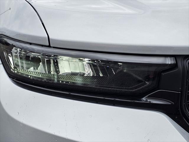 New 2025 Silver Zynith Exterior Paint Jeep Altitude X image 4