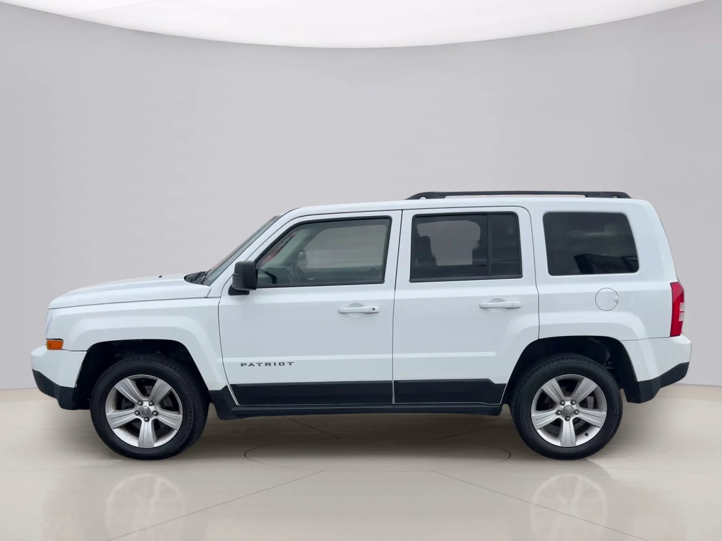 Used 2014 White Jeep LATITUDE 4 image 2