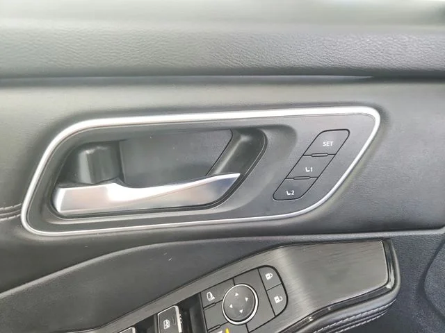 Used 2024 Black Nissan Platinum image 31
