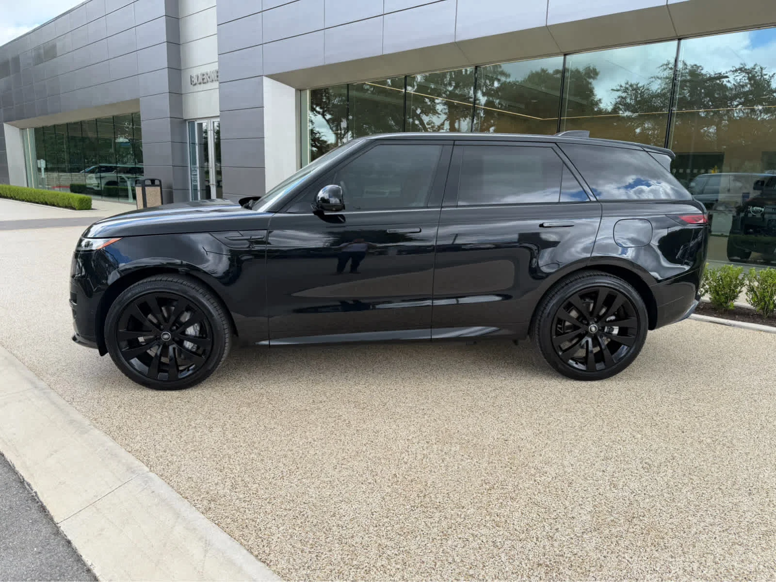 Used 2025 Santorini Black Metallic Land Rover Dynamic SE image 4