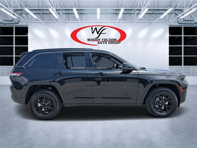 New 2026 Diamond Black Crystal Pearl-Coat Exterior Paint Jeep Altitude image 2