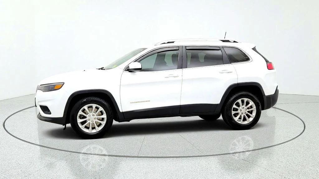Used 2019 Bright White Clearcoat Jeep Latitude FWD image 8