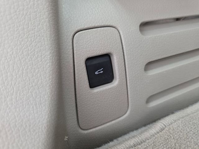 Used 2015 White Lincoln Base image 36