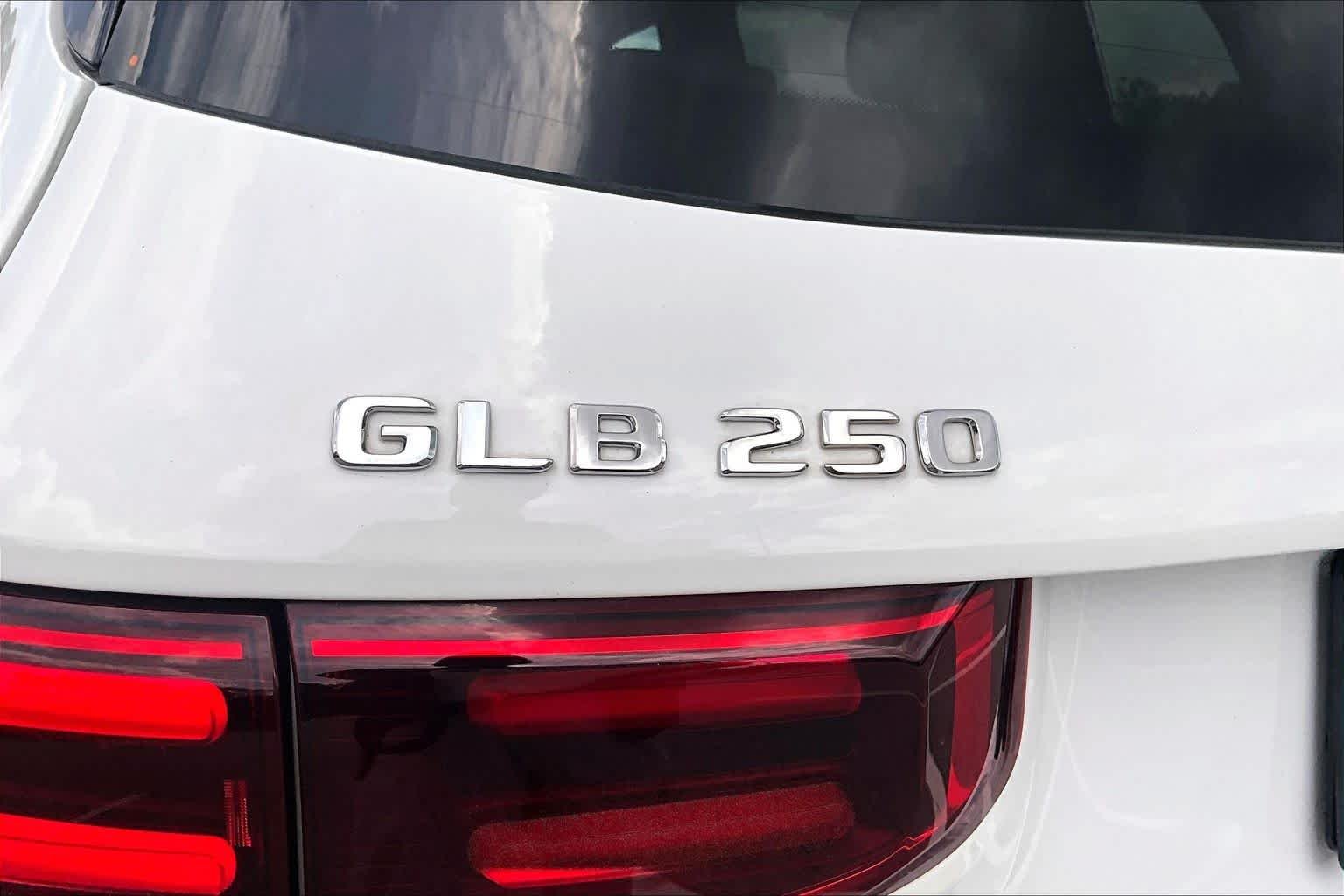 Used 2025 Polar White Mercedes-Benz GLB 250 image 10