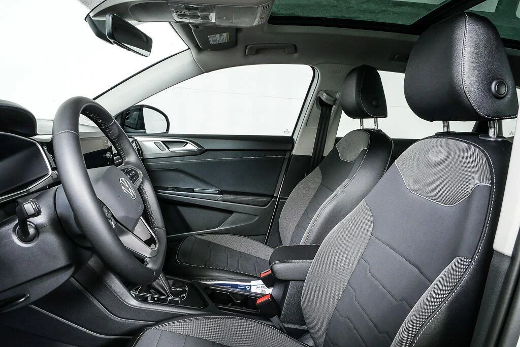 New 2026 Pure White w/Deep Black Roof Volkswagen SE Black image 6