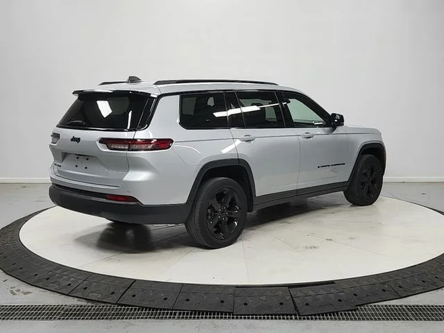 Used 2022 Silver Jeep Altitude image 8