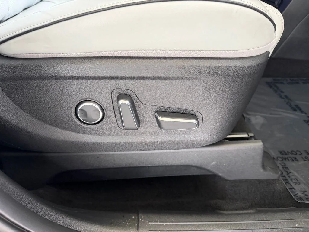 Used 2024 White Hyundai SEL image 23