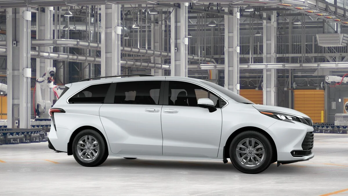 New 2026 Wind Chill Pearl Toyota XLE 8 Passenger image 13