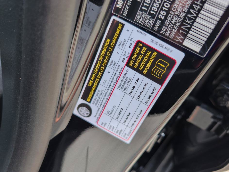 Used 2025 Black Mercedes-Benz GLC 300 image 31