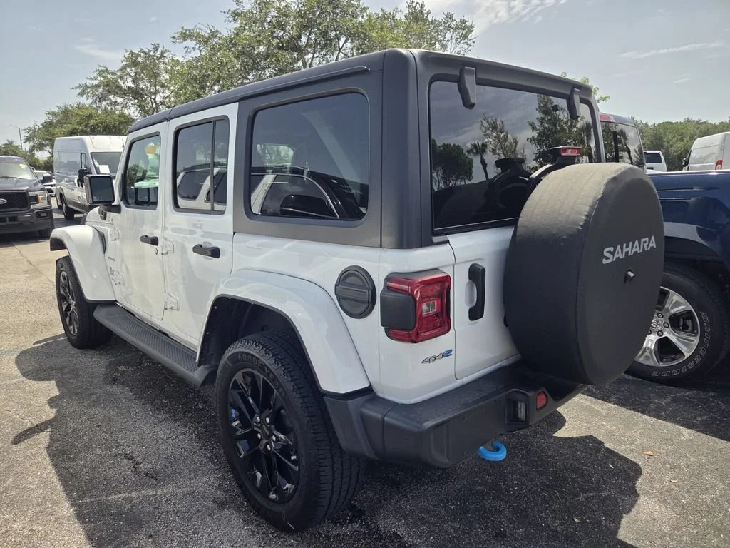 Used 2022 Bright White Clearcoat Jeep Unlimited Sahara image 4
