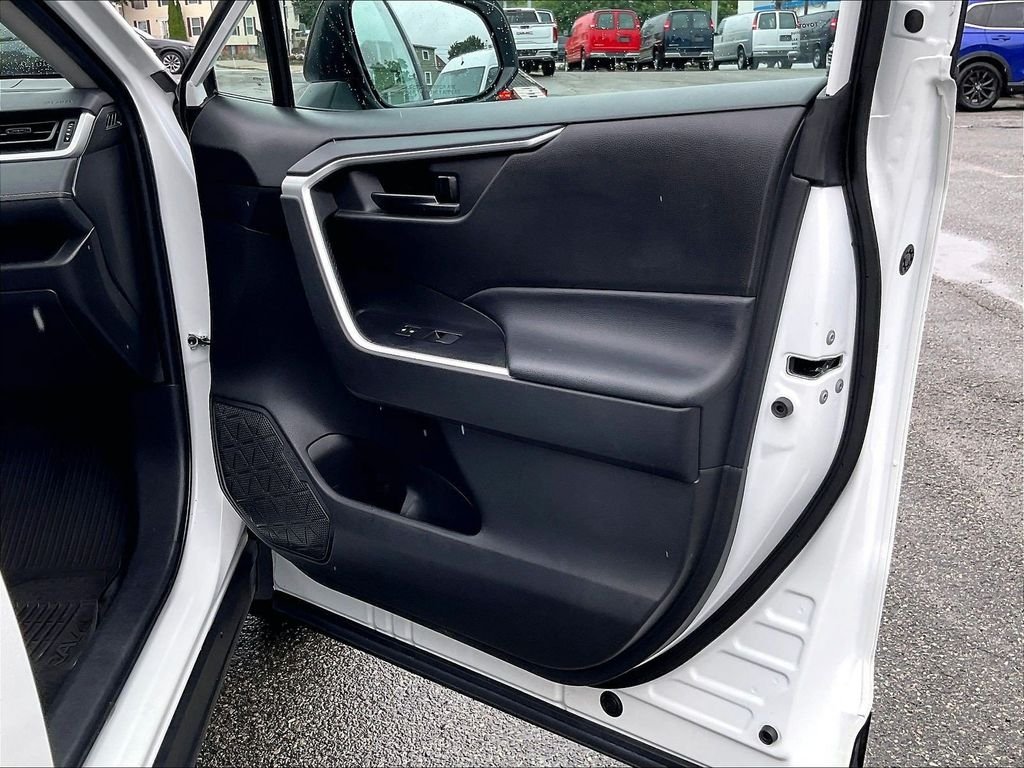 Used 2022 White Toyota LE image 12