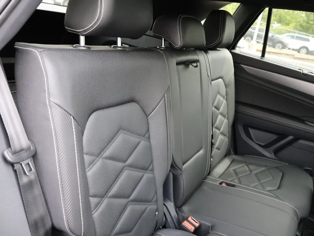 New 2026 Black Volkswagen 2.0T SE w/Technology image 31