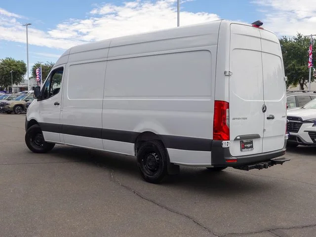 Used 2023  Mercedes-Benz Cargo 170 WB image 9