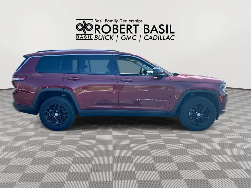 Used 2023 Red Jeep Laredo image 9