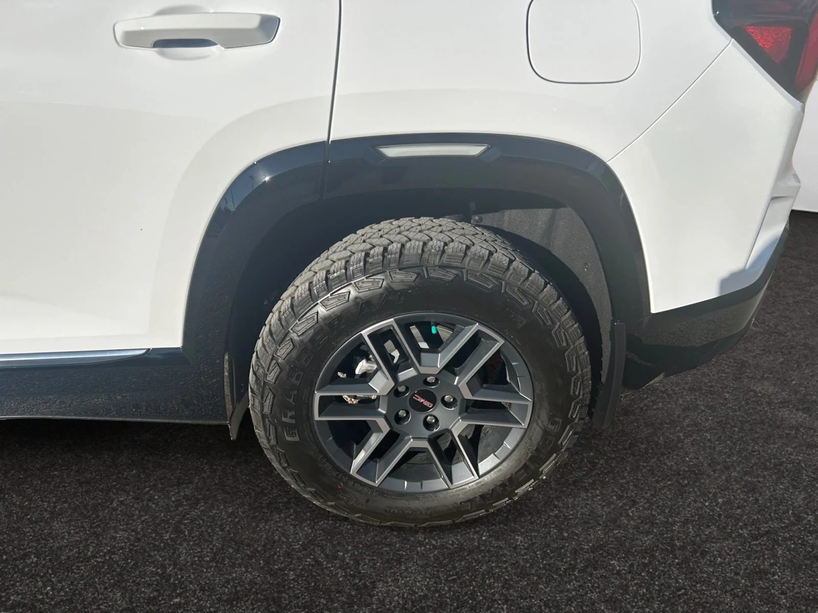 New 2027 Summit White GMC AWD AT4 image 9