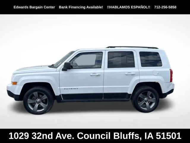 Used 2015 White Jeep Latitude image 4