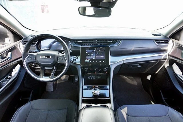 Used 2023 Silver Jeep Laredo image 18