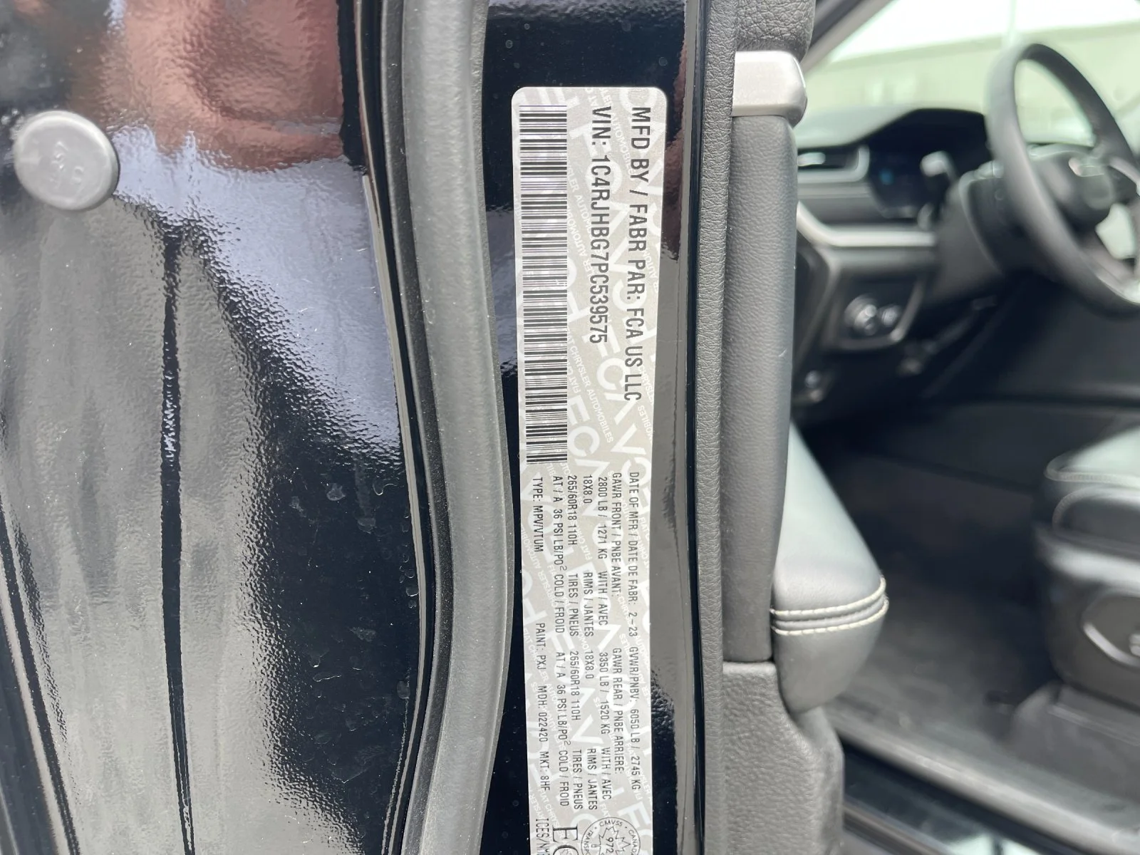 Used 2023  Jeep Limited image 35