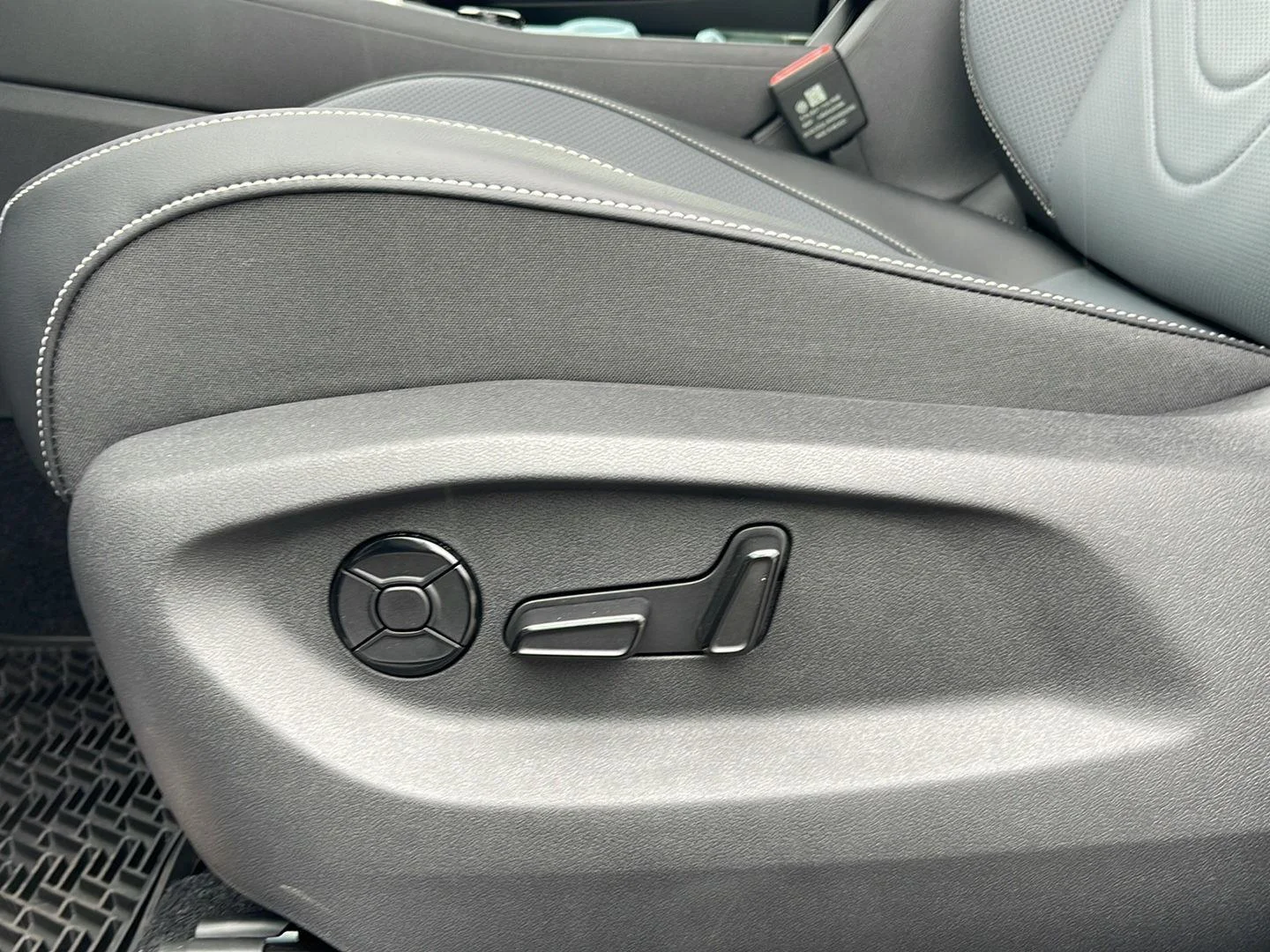 New 2026 Platinum Gray Metallic Volkswagen SE image 19