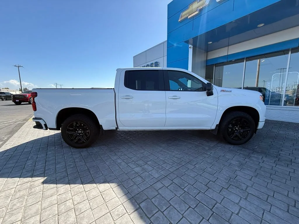 Used 2025 Summit White Chevrolet RST image 13