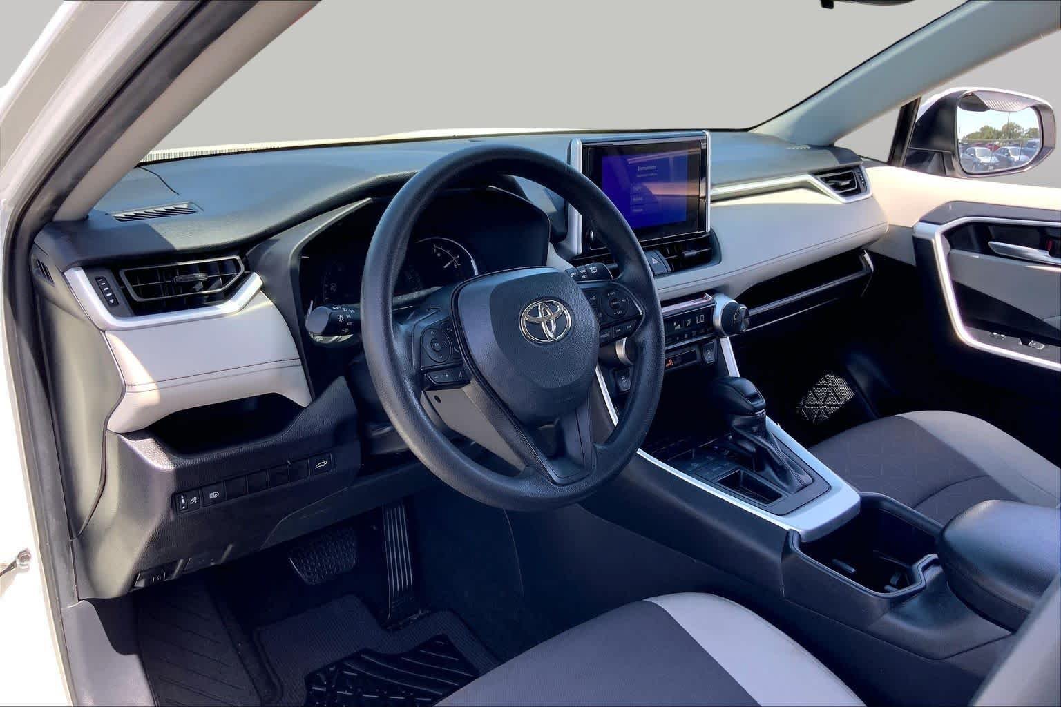 Used 2025 Ice Cap Toyota XLE image 17