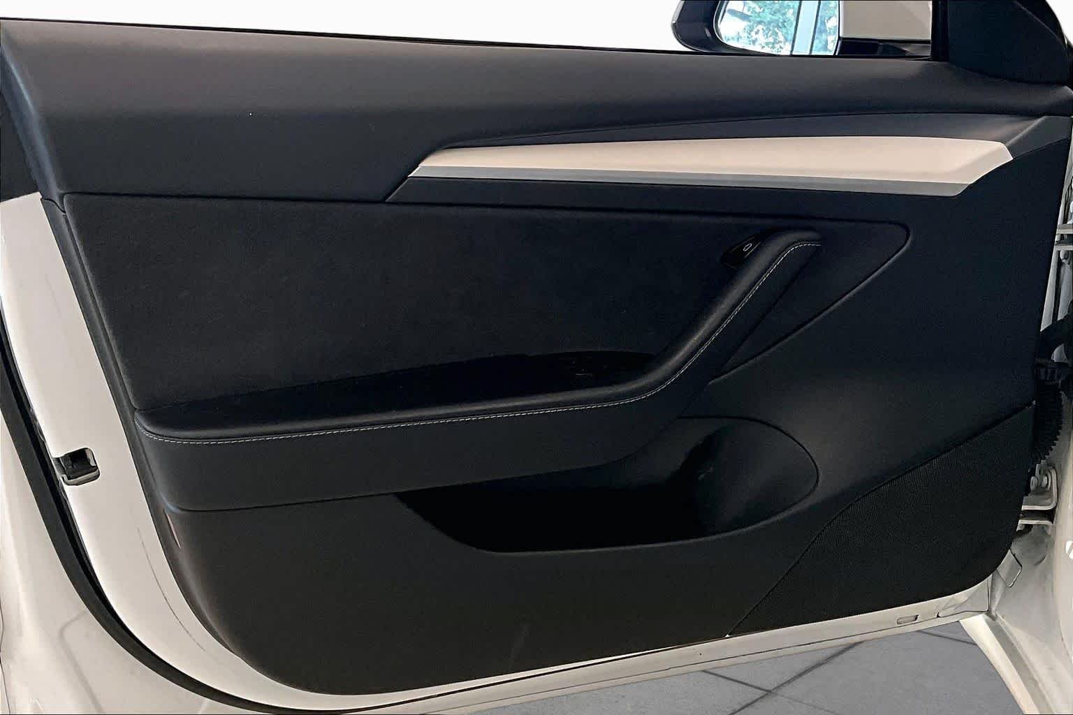 Used 2021  Tesla Standard Range Plus image 19