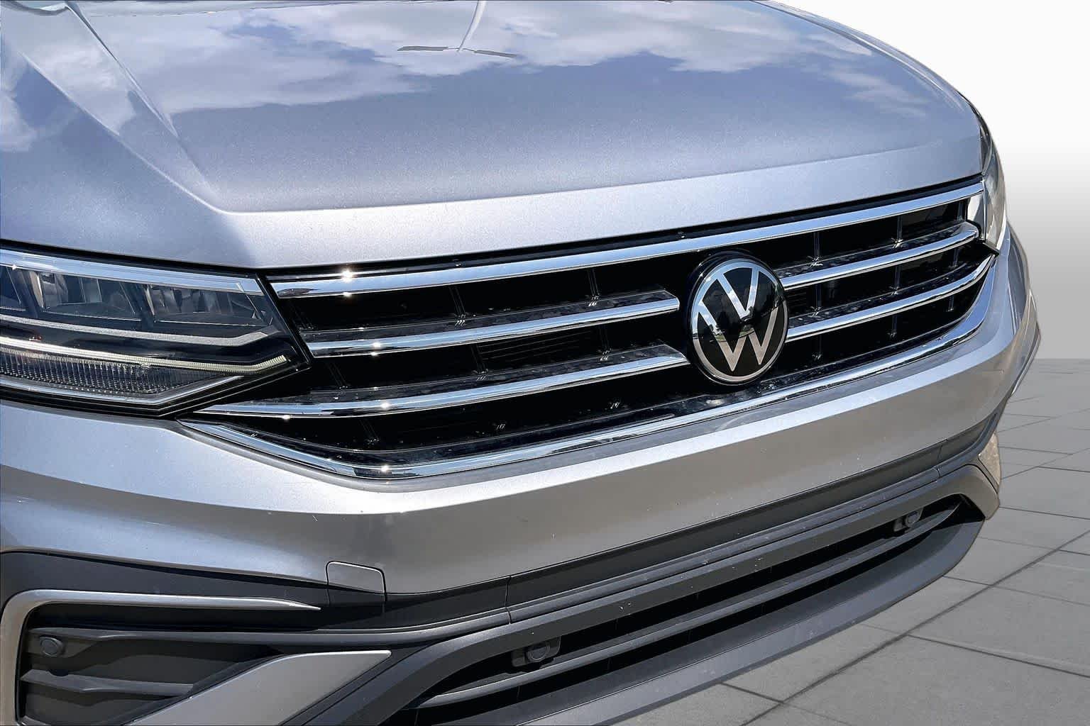 Used 2024 Pyrite Silver Metallic Volkswagen SE image 28