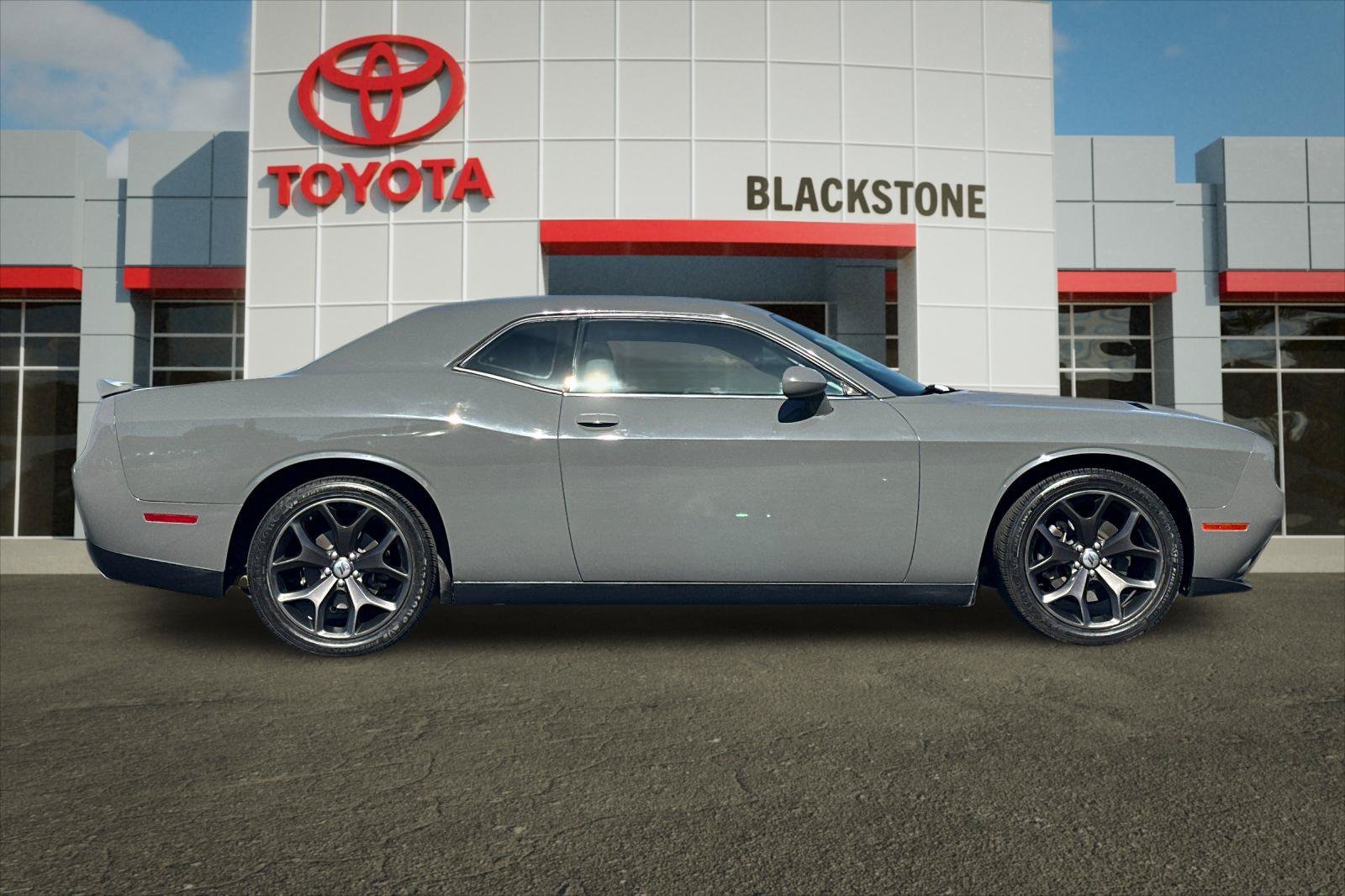 Used 2018 Destroyer Gray Clearcoat Dodge SXT Plus image 2