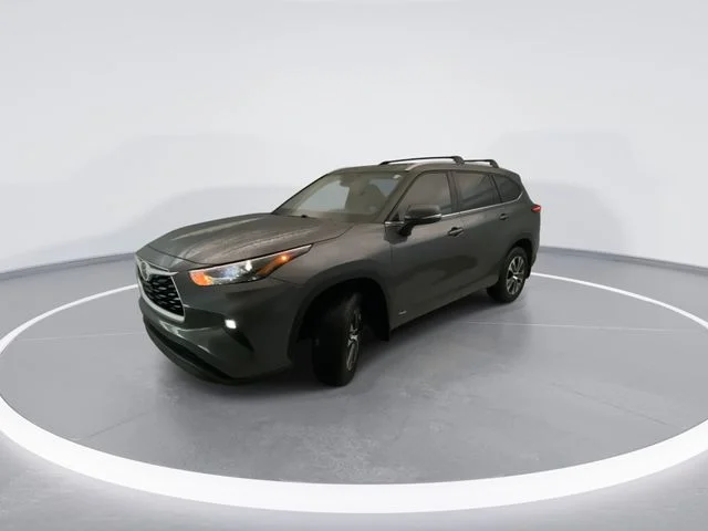 Used 2025 Gray Toyota XLE image 4