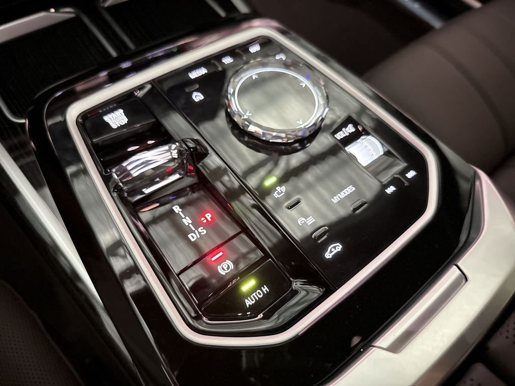 New 2026 Alpine White BMW 750e xDrive image 20