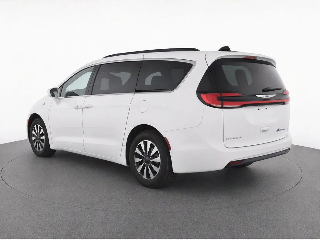 Used 2022 White Chrysler Touring L image 3
