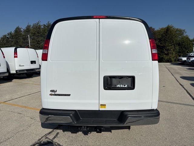 New 2025 Summit White Chevrolet WT image 4