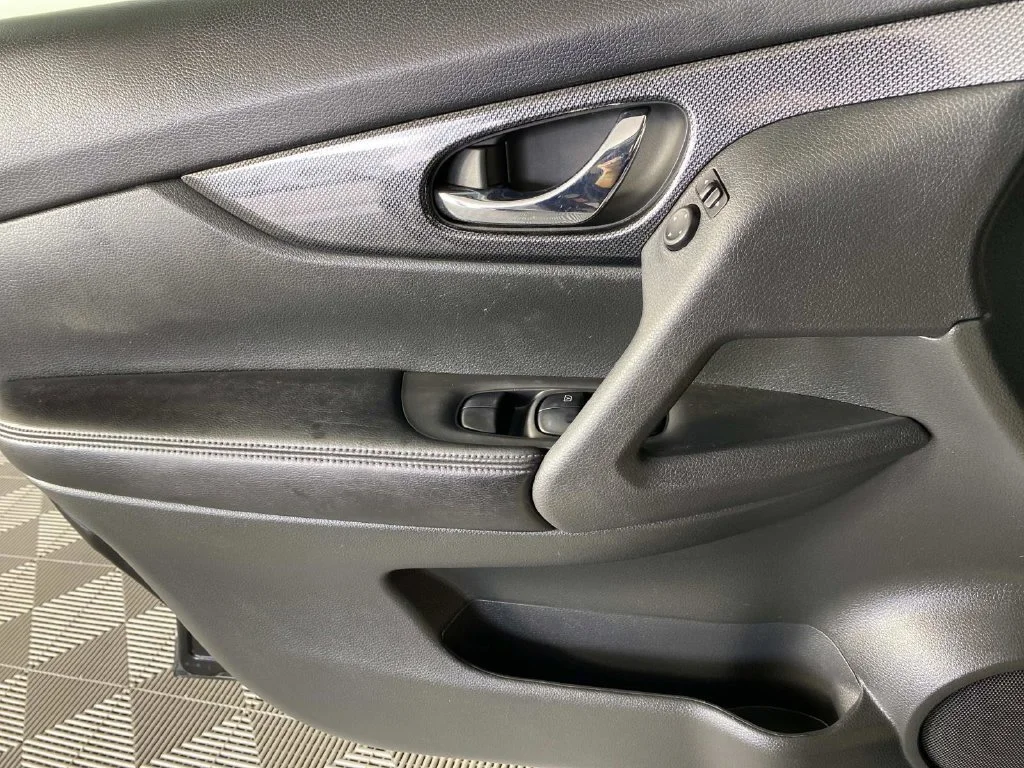 Used 2016 Black Nissan SL image 22