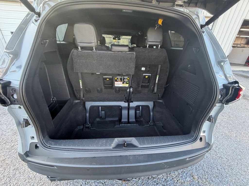 Used 2025  Toyota Woodland Edition image 24