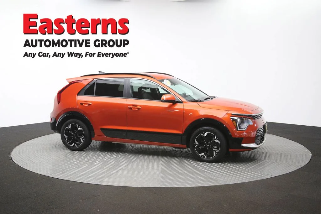 Used 2023 Red Kia Wind image 45