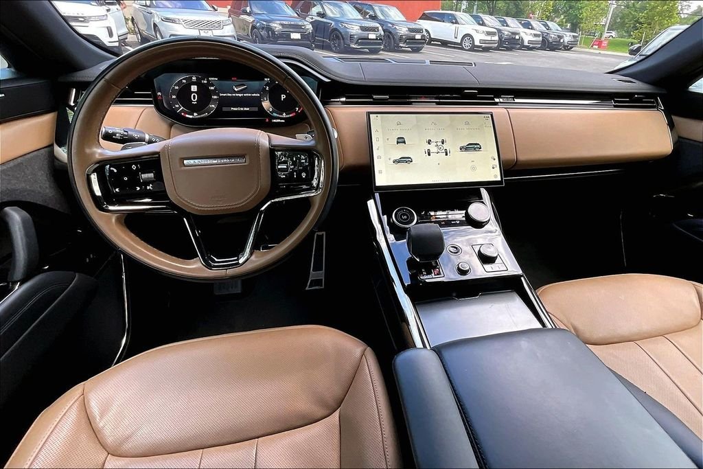 Used 2023  Land Rover SE Dynamic image 15