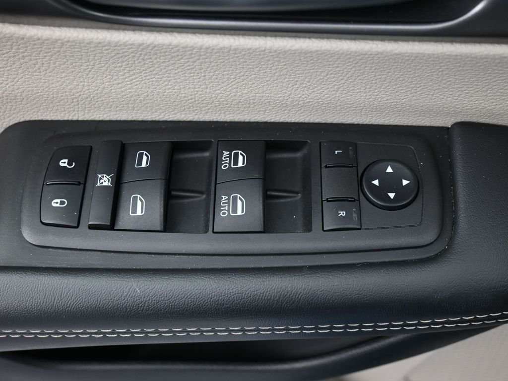 2023 Chrysler Pacifica Touring L - Photo 24