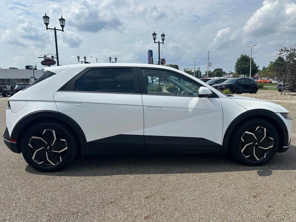 Used 2022 White Hyundai SE image 4