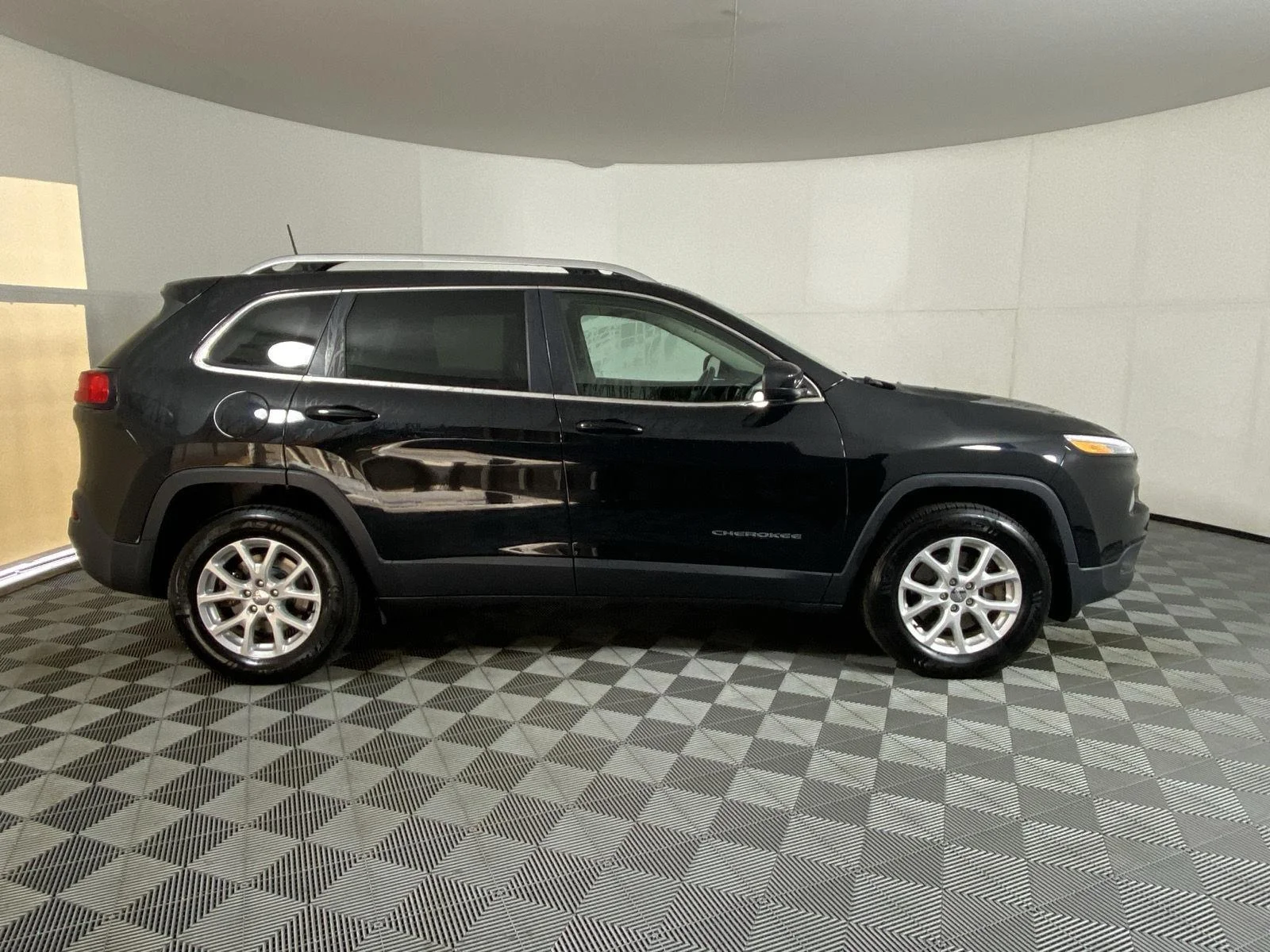 Used 2018 Diamond Black Crystal Pearlcoat Jeep Latitude Plus image 3