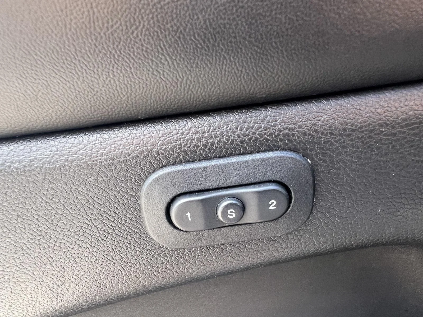 Used 2020 Granite Crystal Clearcoat Metallic Jeep Limited image 12