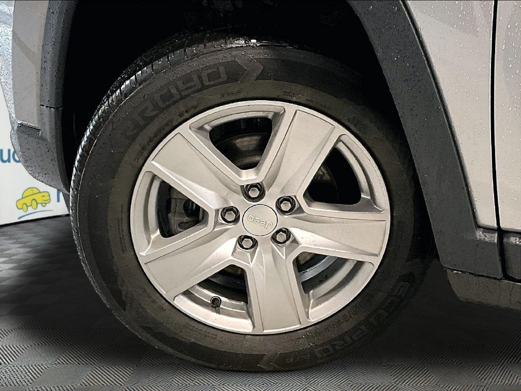 Used 2022 Silver Jeep Latitude image 28
